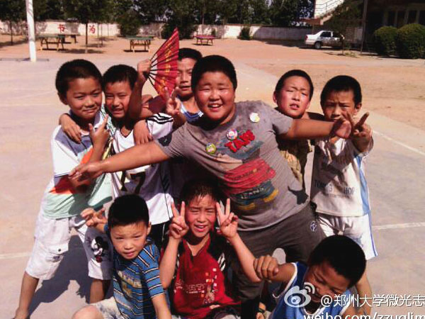 7��17�գ���(y��ng)�ƻ����s�Q���������(y��ng)�����ٿh�R��ƺ�l(xi��ng)��?j��ng)_С�W(xu��)��ȭ��С�(du��)�T����Ȼ�����ڵ��ž������������ڞ��������ݴ�W(xu��)��΢�⡱־Ը�߈F(tu��n)�(du��)�e�k�ĵ���ˇ�R������(zh��n)����