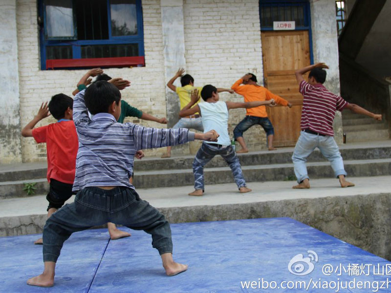 7��31������С�ٟ���ɽ�^(q��)���W(xu��)����֧���(du��)��ǭ����ؑ�S�h�����l(xi��ng)����С�W(xu��)����20���֧�̻��(d��ng)�����Y(ji��)���������������ҵ�Ͷ�뵽����ˇ�R�ݵĜ�(zh��n)���A�Ρ��D�麢�ӂ�?c��)ڞ�R���u(m��i)�����ž���