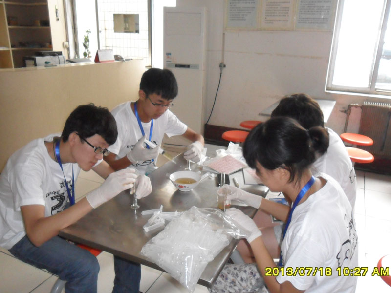 7��27�գ����ϴ�W(xu��)���YԴ�ɡ�����������`��꠵��_��һ�����`�ء����ĳ���꠆T���R��ͣ��ǰ����һ��ȡ���c�M��ȡ�ӹ������D��꠆T���ڌ�200ml�Ę�Ʒ�b�M20��С������ԇ��ƿ����