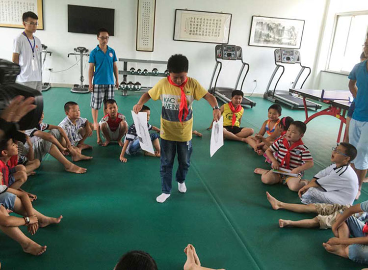 С���т���־Ը��չʾ�Լ��Ĳ�ˇ��