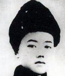 �ܘ�(sh��)�|��1918��1937���|������(li��n)܊�߼�(j��)ָ�]�T��ɽ�|ʡƽ�ȿh����1925���S��ĸ�ӻĵ�����ʡ�q���h��1931���һ����׃�����e�O���ӿ��ջ��(d��ng)��1933����������Ї�(gu��)���a(ch��n)�h��1935��2�������x�鹲���F(tu��n)�|�M(m��n)��ί��(sh��)ӛ��4�����Ζ|���������܊�ڶ�܊��һ�F(tu��n)��ί��1936��3�����Ζ|����(li��n)�ڶ�܊��һ����ί�掟�hί��(sh��)ӛ��܊�hίί�T��7�����x���й��ϝM(m��n)ʡίί�T��9�£��Ζ|����(li��n)��һ·܊���Ď����L(zh��ng)����ί��1937��4��24�����ڰ��D�h��ɳ���Ͻ��S�����c�ΰ��D�h�ΰ��(du��)����(zh��n)�в��Ҡ�����