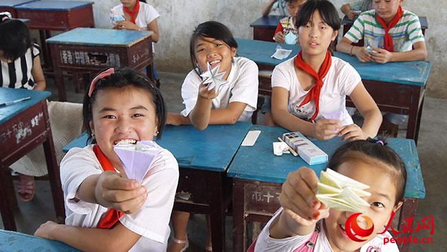 ���ϿƼ���W(xu��)��һ��һ·���x��(w��)֧���c����(zh��n)��ؚ�{(di��o)�Ќ��`�F(tu��n)��������ꖿh��¹ɽ�(zh��n)�u�ŸG���_չ�x��(w��)֧�̺ͷ�ؚ�{(di��o)����־Ը�߽o���ӂ��_�O(sh��)�ֹ��n�ã��D�麢�ӂ�չʾ�ֹ���Ʒ�����F(tu��n)��ṩ��