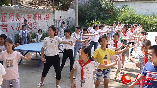 ���ϿƼ���W��һ��һ·���x��֧���c���ʷ�ؚ�{(di��o)�Ќ��`�F��������ꖿh��¹ɽ�(zh��n)�u�ŸG���_չ�x��֧�̺ͷ�ؚ�{(di��o)�����D��־Ը�߽̺��ӂ�̫�Oȭ�����F��ṩ��