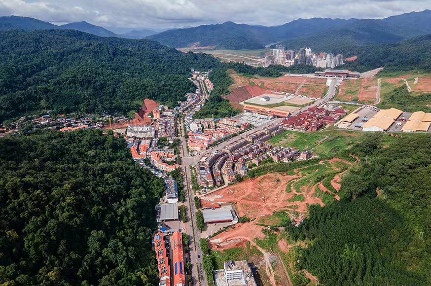 磨憨口岸俯瞰，右前方高層白色建筑群為老撾境內(nèi)。人民網(wǎng)記者 符皓攝